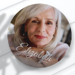 I Loving Memory Modern Namn och Photo Keepsak Knapp<br><div class="desc">Den här enkla och klassiska designen består av serif-typografi och lägger till ett anpassningsbar-foto.</div>