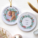 I Lovminnen: fotopatonfrisk andningskeramisk för G Julgransprydnad Keramik<br><div class="desc">I Loving Memory julprydnad som du kan anpassa med ditt eget foto och din egen formulering. Utformningen har en handskriven stil-typografi och en gräs cones andedräkt som är komplett med vinter-grön, gåva, ro och holly. Mallen är utformad så att du kan lägga till bild på framsidan och du kan redigera...</div>