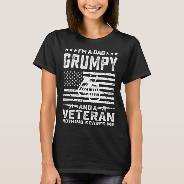I m a Dad Grumpy and a Veteran nothing scares me T Shirt (Framsida)