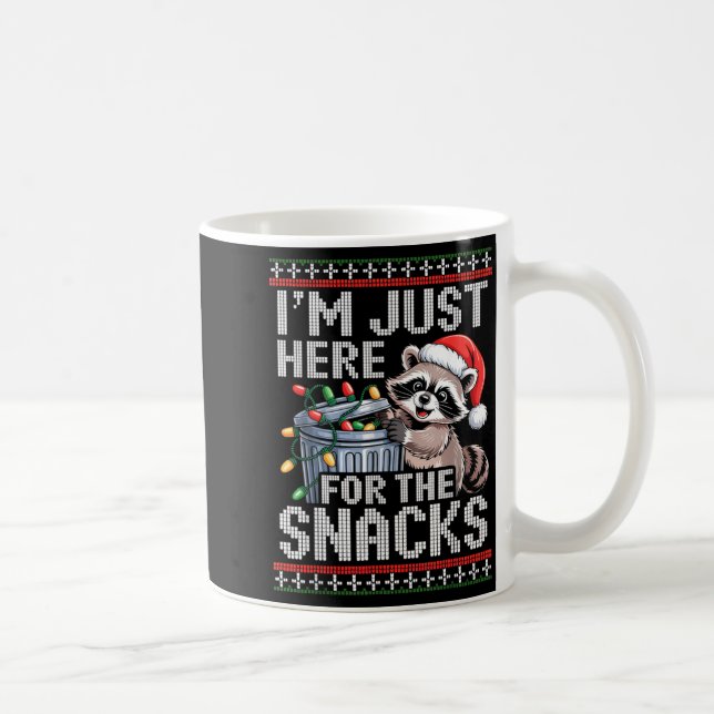 I’m Just Here For The Snacks Raccoon Christmas Ugl Kaffemugg (Höger)