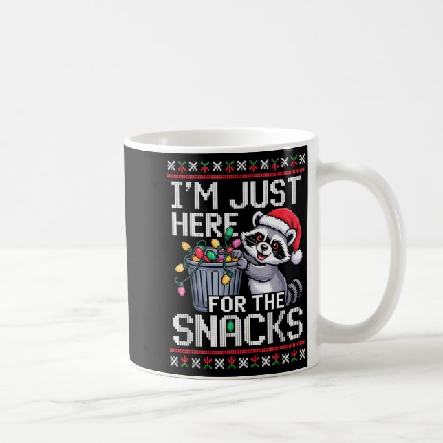 I’m Just Here For The Snacks Raccoon Christmas Ugl Kaffemugg (Höger)