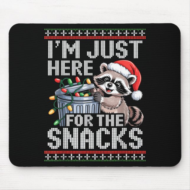 I’m Just Here For The Snacks Raccoon Christmas Ugl Musmatta (Framsidan)