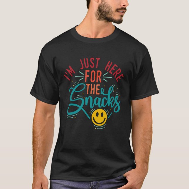 I m Just Here for the Snacks   Snack T Shirt (Framsida)