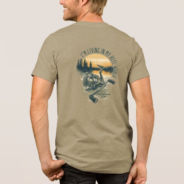 I’m Living in My Reel World | Fishing lake  T Shirt (Baksida)