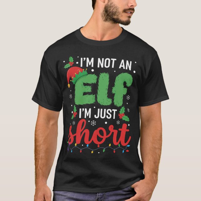 I’m Not an Elf I’m Just Short Funny Christmas  T Shirt (Framsida)