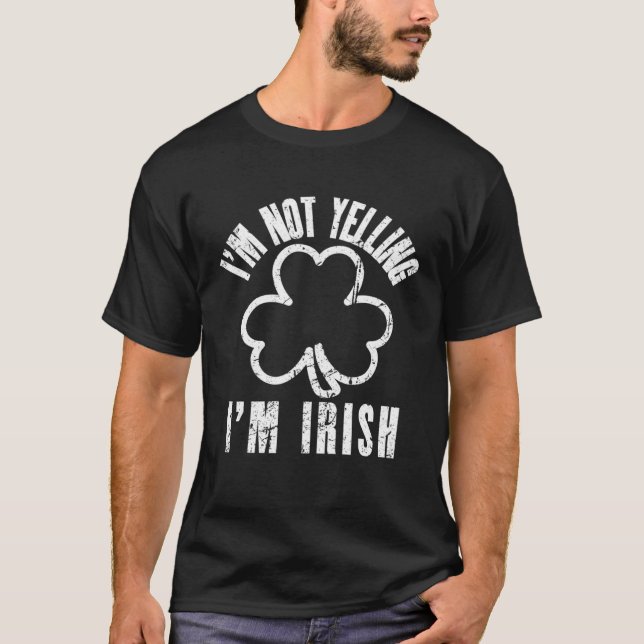 I m Not Yelling I m Irish Distressed Shamrock Irel T Shirt (Framsida)