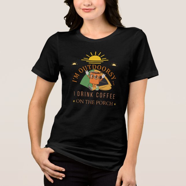 I’M OUTDOORSY… I DRINK COFFEE ON THE PORCH.  T SHIRT (Framsida)