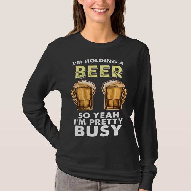 I m Pretty Busy I M Holding A Beer Sarcastic T Shirt (Framsida)