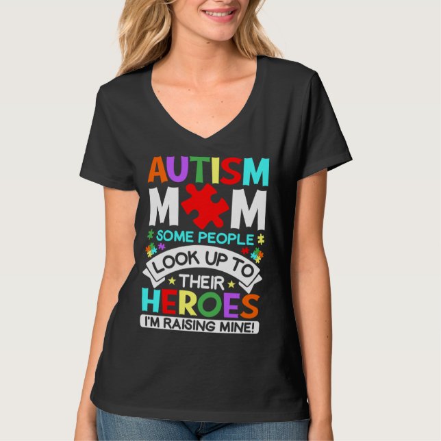I m Raising Heroes Proud Autism Mom Autism Awarene T Shirt (Framsida)