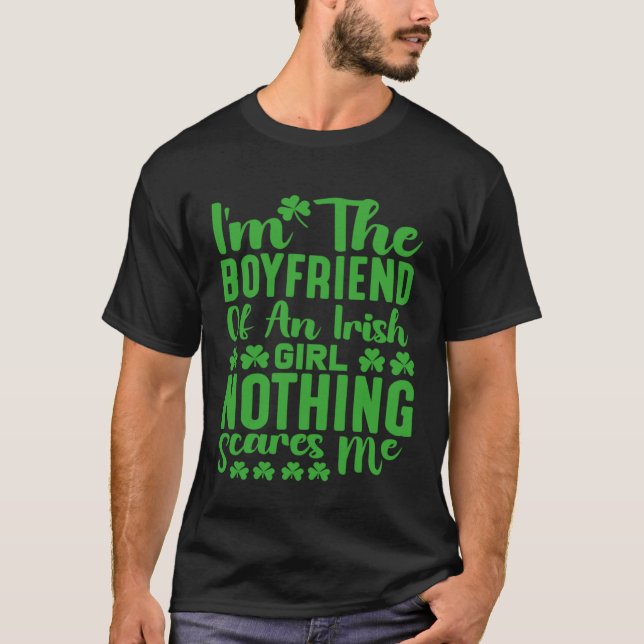 I m the Boyfriend of an Irish Girl Nothing Scares  T Shirt (Framsida)