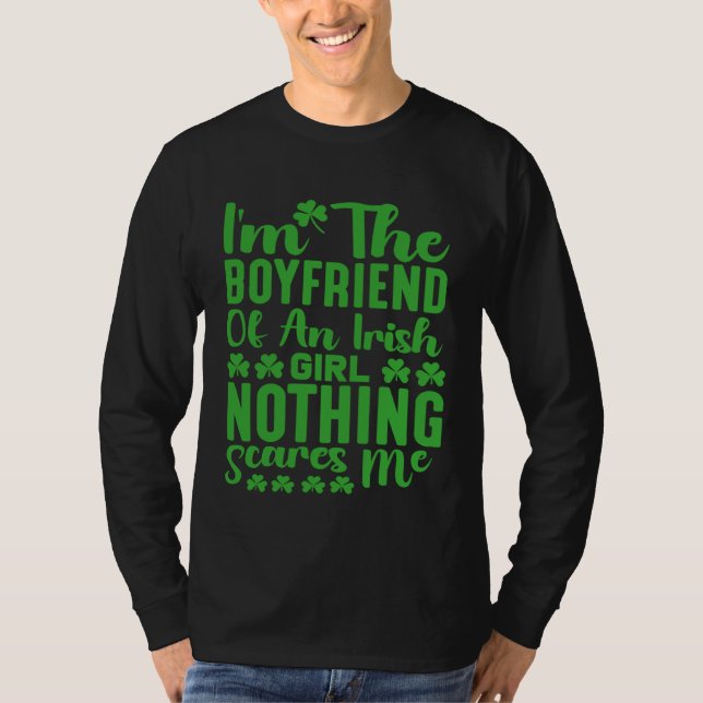 I m the Boyfriend of an Irish Girl Nothing Scares  T Shirt (Framsida)