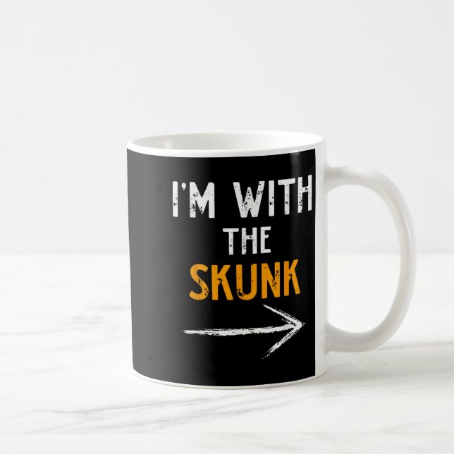 I’m With The Skunk Funny Halloween Matching Couple Kaffemugg (Höger)
