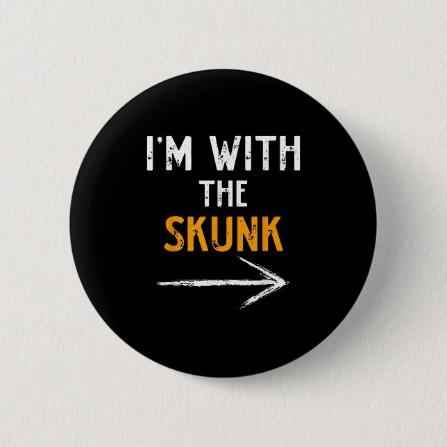 I’m With The Skunk Funny Halloween Matching Couple Knapp (Framsida)