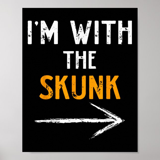 I’m With The Skunk Funny Halloween Matching Couple Poster (Framsidan)