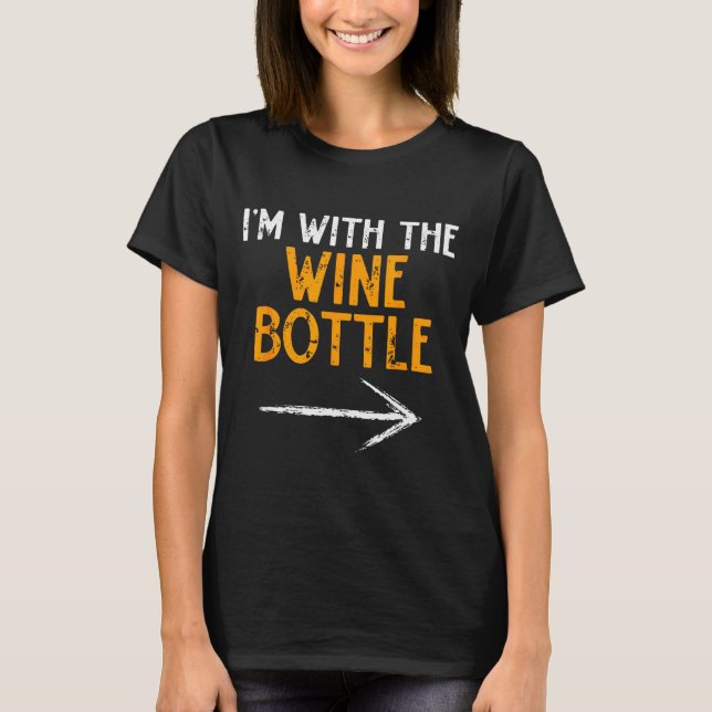 I’m With The Wine Bottle Halloween Matching Couple T Shirt (Framsida)