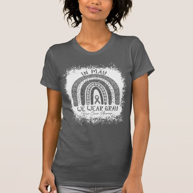 I maj bäror vi medvetenhet om grått Brain-cancer T Shirt (Framsida)