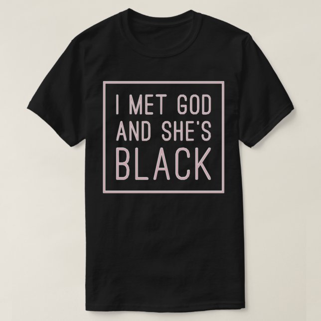 I Met God And Sheu2019s Black Pullover  T Shirt (Design framsida)