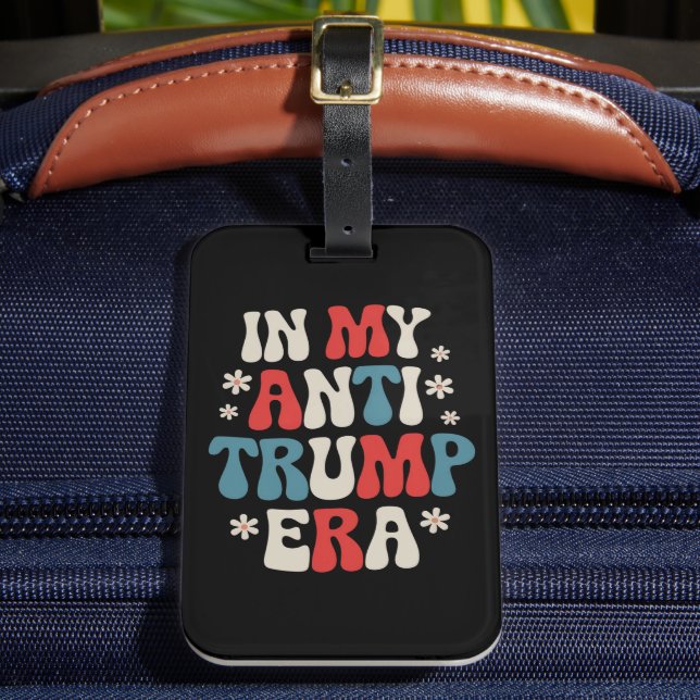 I min antitrumpera era 2024 Anti MAGA Anti-Republi Bagagebricka (Framsida Insitu 2)