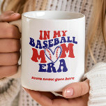 I MIN BASEBALL MAMMA ERA VINTAGE RETRO TEAM NAMN KAFFEMUGG<br><div class="desc">Få redo att visa upp ditt baseball mamma-pride med vår beundransvärda kaffe mugg: ett charmerande vintage som säger "i min basebollera mamma" i kombination med en hjärtformad baseboll att dra i dina hjärtan. Vi har lämnat ett speciellt utrymme bara för ditt lags namn, vilket gör att du kan anpassa den...</div>