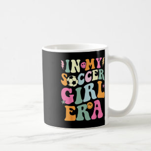 I Min Fotbollstjej Era Retro Groovy Fotbollstjej _ Kaffemugg