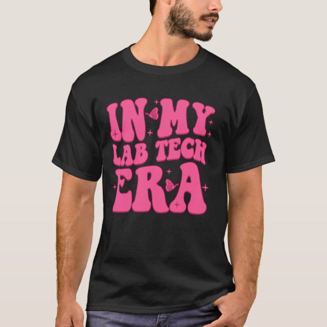I min lab Tech Era Medical Laboratory Tech Lab-vec T Shirt (Framsida)