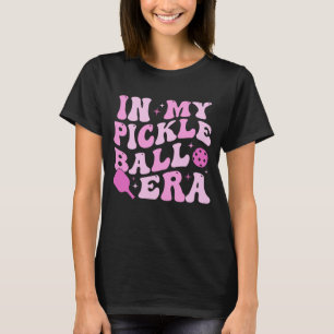 I min Pickleball Era Rosa Groovy Lettering T Shirt