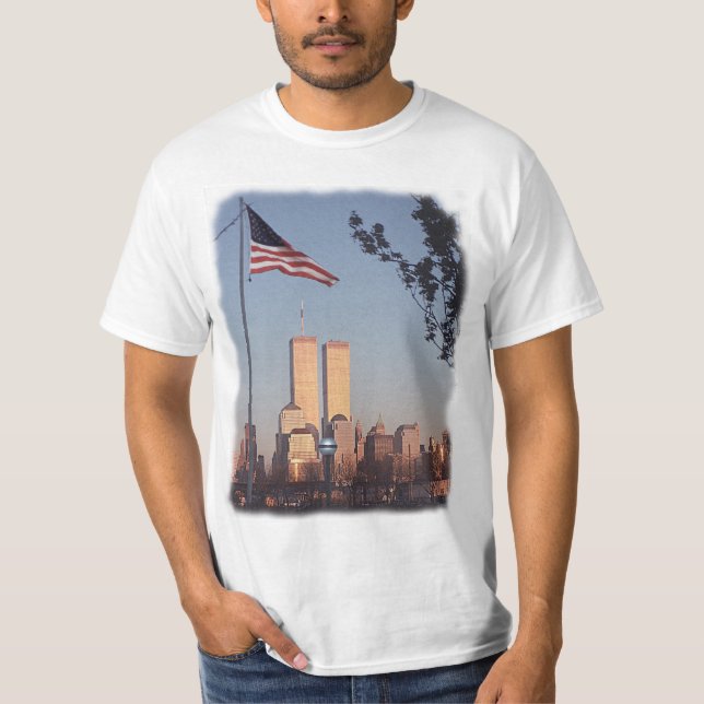 I minne 9/11/01 (som är skriftligt på baksida) t-shirt (Framsida)