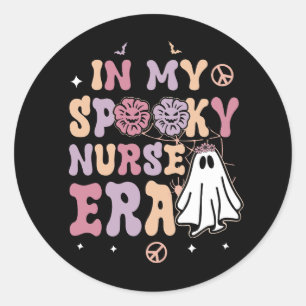 I mitt tal på Nurse Era Halloween Groovy Witchy Sp Runt Klistermärke