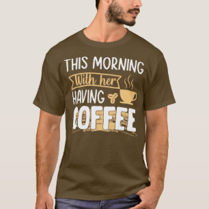 I morse tog hon kaffe med sitt kaffe t shirt