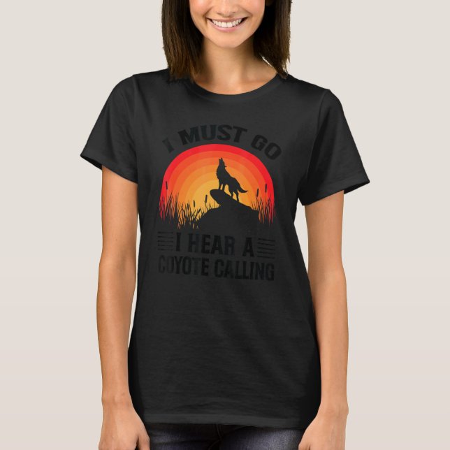 I Must Go I Hear A Coyote Calling     Hunting Joke T Shirt (Framsida)