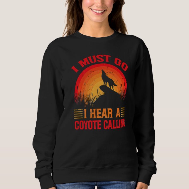 I Must Go I Hear A Coyote Calling   Hunting Jokes  T Shirt (Framsida)
