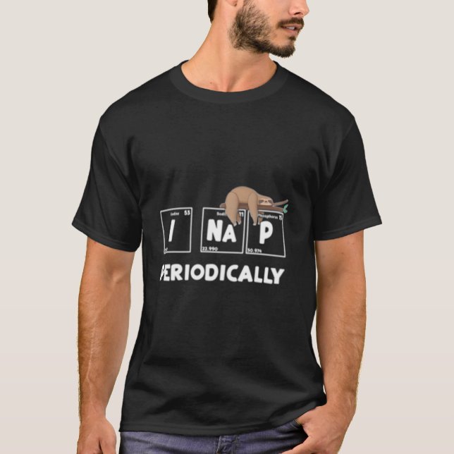 I Nap Periodically Science Sloth Periodic Table T Shirt (Framsida)