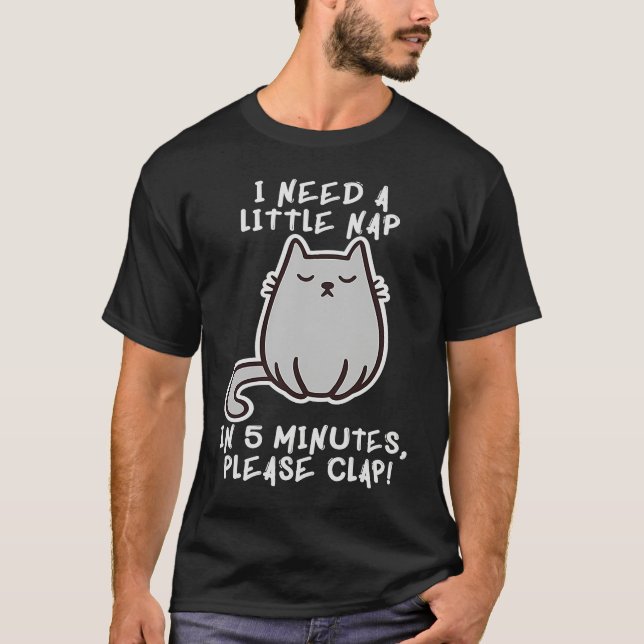 I Need A Nap Cat Asleep Sleeping Sleepy Kitten Pow T Shirt (Framsida)