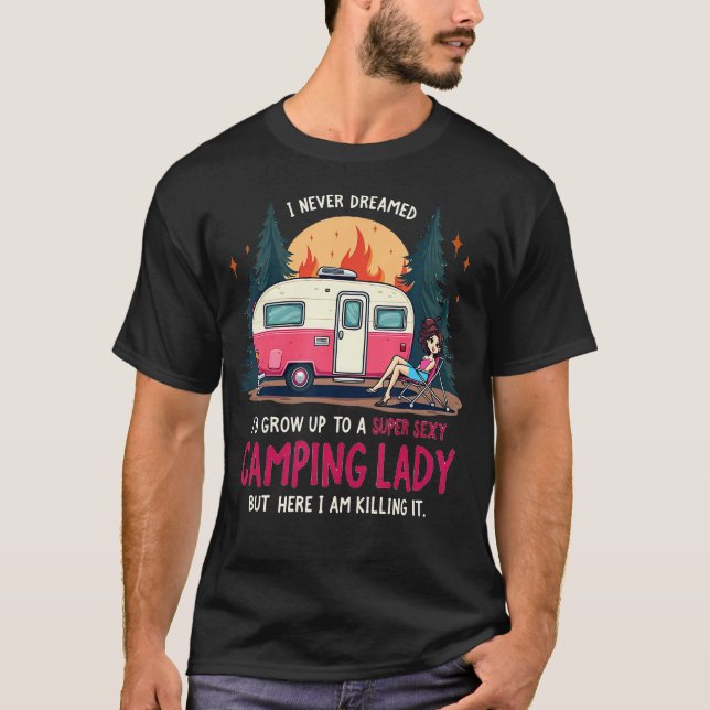I Never Dreamed Super Sexy Camping Lady Killing It T Shirt (Framsida)