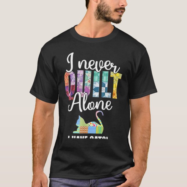 I Never Quilt Alone I Have Cats Quilter  Saying Fu T Shirt (Framsida)