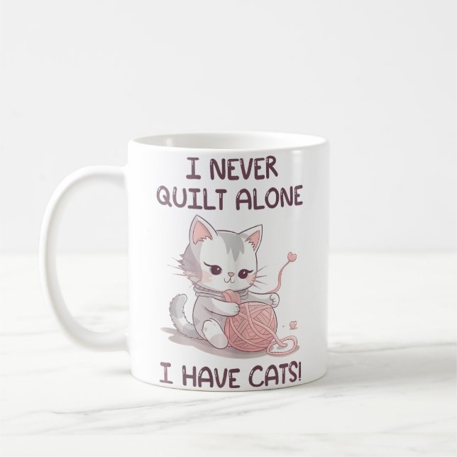 I Never Quilt Alone I Have Cats - Quilter Sewing Q Kaffemugg (Vänster)
