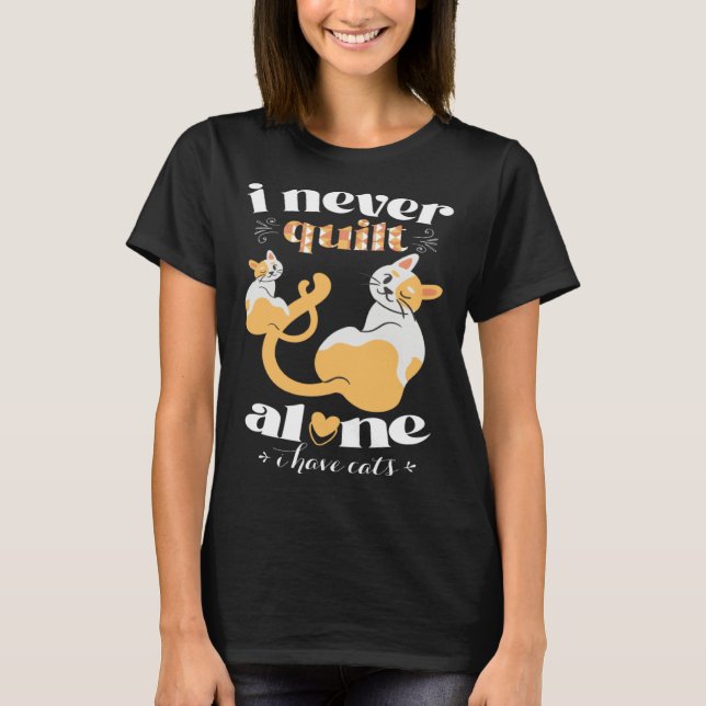 I Never Quilt Alone I Have Cats  Quilter Womans Me T Shirt (Framsida)