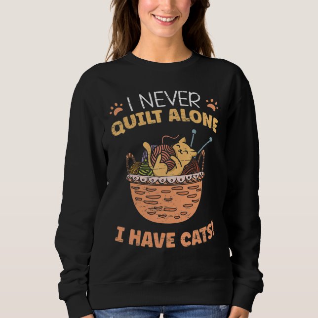 I Never Quilt Alone I Have Cats  Quilting Sewing T Shirt (Framsida)