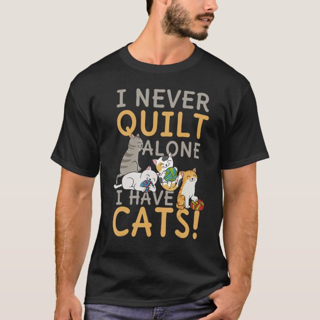 I Never Quilt Alone My Cat Helps Sewing Seamstress T Shirt (Framsida)