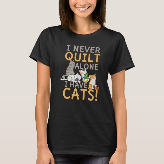 I Never Quilt Alone My Cat Helps Sewing Seamstress T Shirt (Framsida)