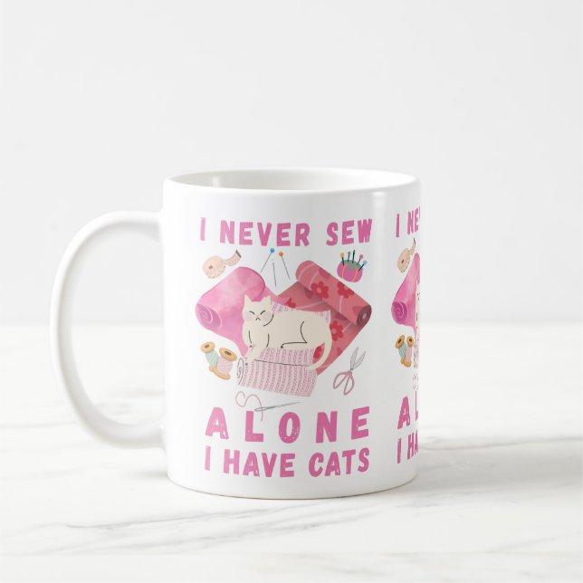 I Never Sew Alone I Have Cats - A Cat Sewing  Kaffemugg (Vänster)