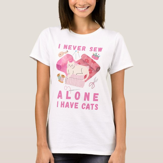I Never Sew Alone I Have Cats - A Cat Sewing  T Shirt (Framsida)