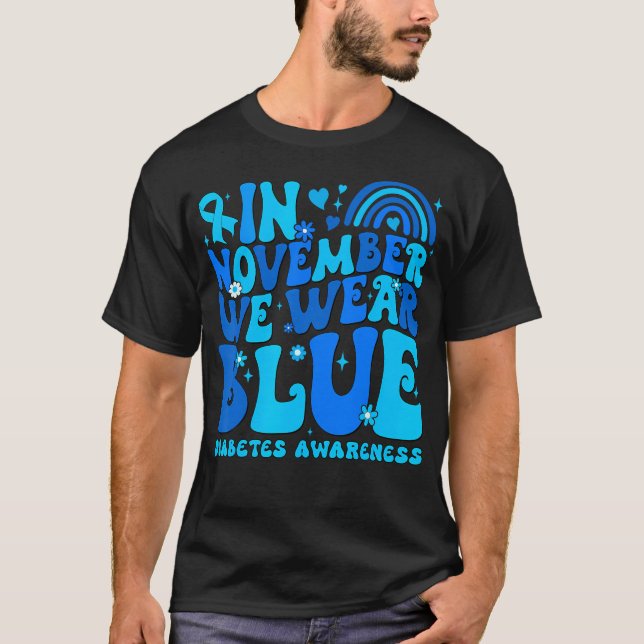 I november uppmärksammar vi Bäran "Blådiabetes" T Shirt (Framsida)