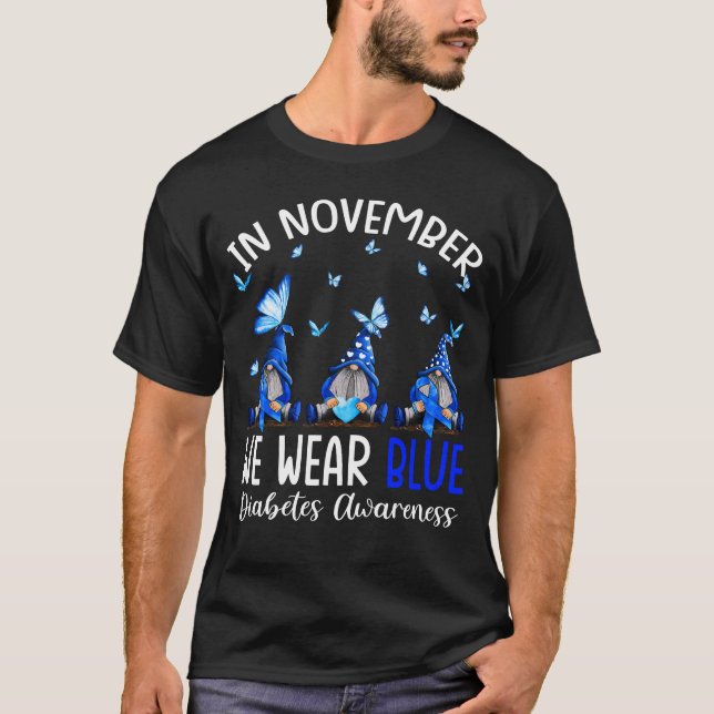 I november uppmärksammar vi Bäran Blue Gnomes Diab T Shirt (Framsida)