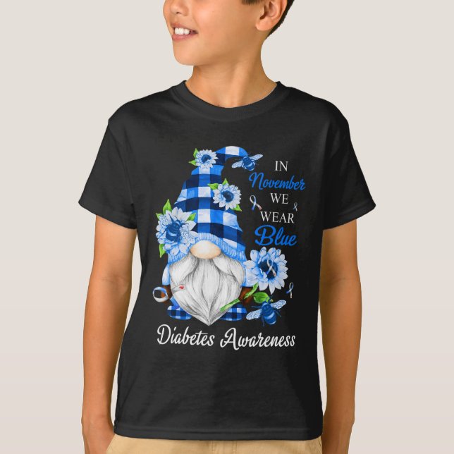 I november uppmärksammar vi Bäran Blue Gnomes Diab T Shirt (Framsida)