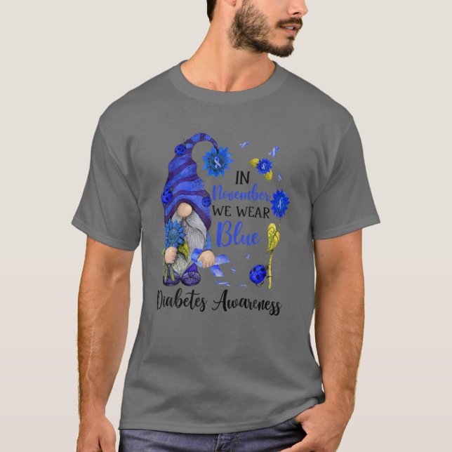 I november uppmärksammar vi Bäran Blue Gnomes Diab T Shirt (Framsida)