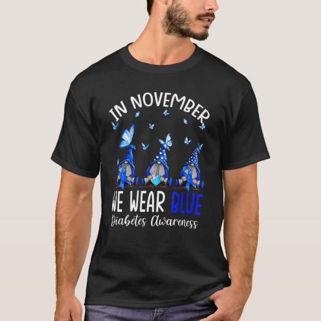 I november uppmärksammar vi Bäran Blue Gnomes Diab T Shirt (Framsida)