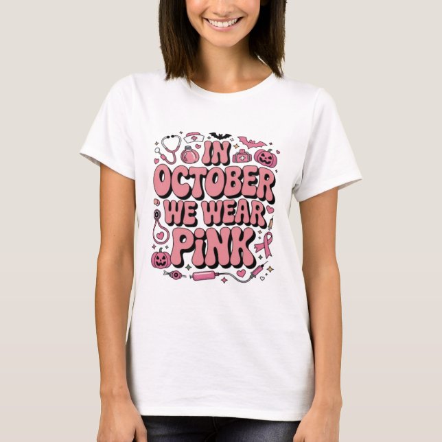 I Oktober Bär Vi Rosa | Bröstcancerupplysning3 T Shirt (Framsida)