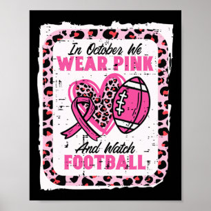 I Oktober Bär Vi Rosa Och Tittar På Amerikansk Fot Poster