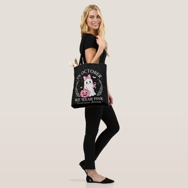 I Oktober Bär Vi Rosa Spök Halloween Tygkasse (På modell)
